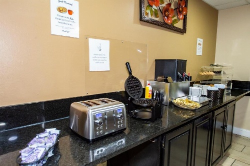 Rodeway Inn Central Colorado Springs image 13